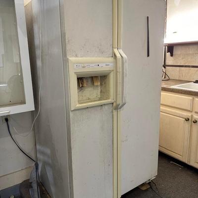 Lot 8: Amana Refrigerator