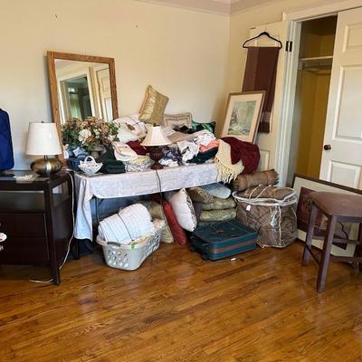 Lot 20: Linens & More