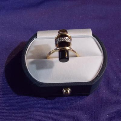 A ladies ring in 14KT gold. Its has a smokie quartz & 5 single cut diamonds