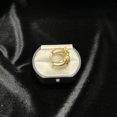 A ladies ring in 14kt gold w/ a florentine finish on the heads