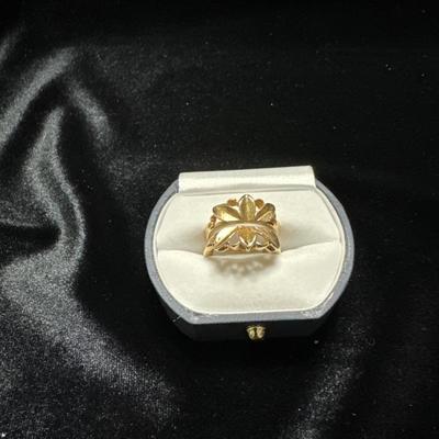 A ladies ring in 14kt gold w/ a florentine finish on the heads