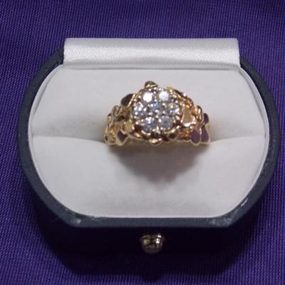 A 14kt gpld nugget ring. 7 diamonds set in this ring w/ approx weight of .75