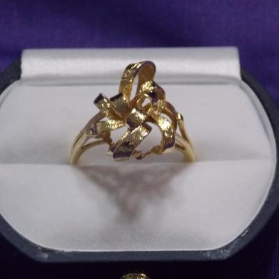 A cocktail ring in 14kt gold with a ribbon effect at the head.