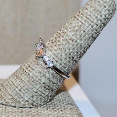 Size 8 Marked .925 Zig-Zag Clear Stone Ring with 1 Champagne Colored Stone on a Silver Band (1.6g)