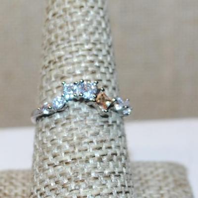 Size 8 Marked .925 Zig-Zag Clear Stone Ring with 1 Champagne Colored Stone on a Silver Band (1.6g)