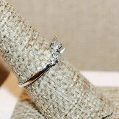 Size 8 Marked .925 Zig-Zag Clear Stone Ring with 1 Champagne Colored Stone on a Silver Band (1.6g)