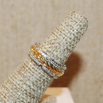 Size 6½ Two Tone Infinity Style Ring with Twisted "Rope" Middle on a Silver Tone Band (4.3g)