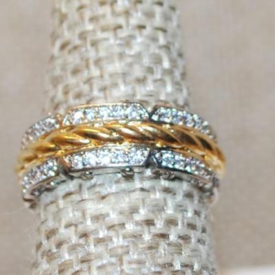 Size 6½ Two Tone Infinity Style Ring with Twisted "Rope" Middle on a Silver Tone Band (4.3g)