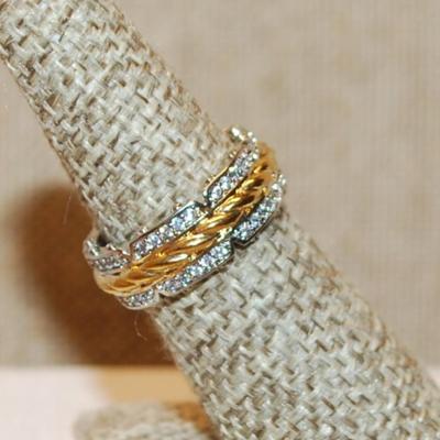 Size 6½ Two Tone Infinity Style Ring with Twisted "Rope" Middle on a Silver Tone Band (4.3g)