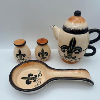 HOLLYWOOD Casino Fleur Di Lis Dish Ware