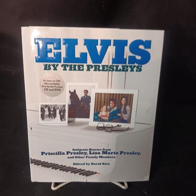 BOOK "ELVIS BY THE PRESLEY'S" INTIMATE STORIES
