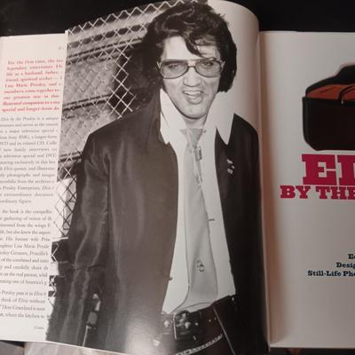 BOOK "ELVIS BY THE PRESLEY'S" INTIMATE STORIES