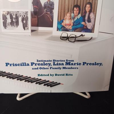 BOOK "ELVIS BY THE PRESLEY'S" INTIMATE STORIES