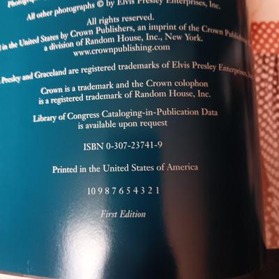 BOOK "ELVIS BY THE PRESLEY'S" INTIMATE STORIES