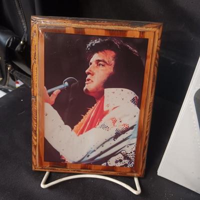 ELVIS PRESLEY SCRAPBOOK INCLUDES TRADING CARDS, CD AND PHOTO ON WOOD