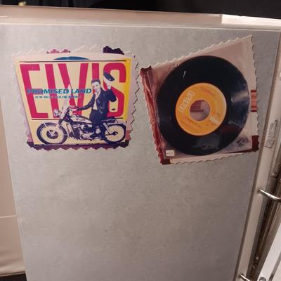 ELVIS PRESLEY SCRAPBOOK INCLUDES TRADING CARDS, CD AND PHOTO ON WOOD