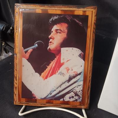 ELVIS PRESLEY SCRAPBOOK INCLUDES TRADING CARDS, CD AND PHOTO ON WOOD