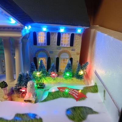 LIGHTED AND MUSICAL CHRISTMAS IN GRACELAND CERAMIC BUILDING