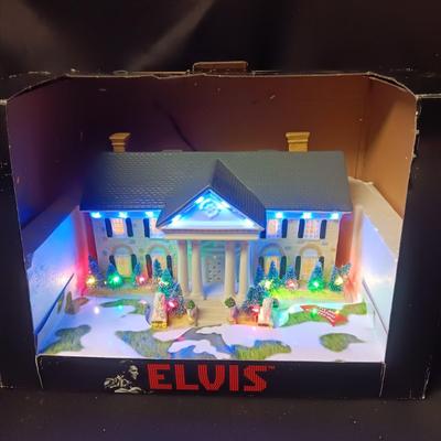 LIGHTED AND MUSICAL CHRISTMAS IN GRACELAND CERAMIC BUILDING