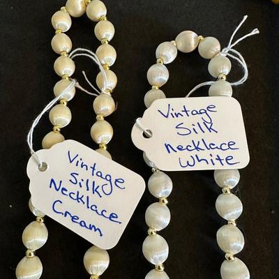 Vintage Faux pearls Silk