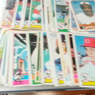 LOT 121 LOT OF OLDER BASEBALL CARDS