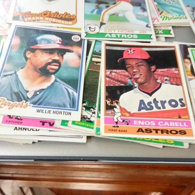 LOT 121 LOT OF OLDER BASEBALL CARDS