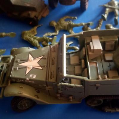 LOT 122 VINTAGE TOY SOLDIER LOT