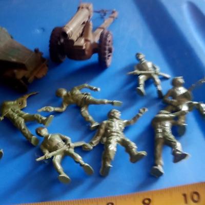 LOT 122 VINTAGE TOY SOLDIER LOT