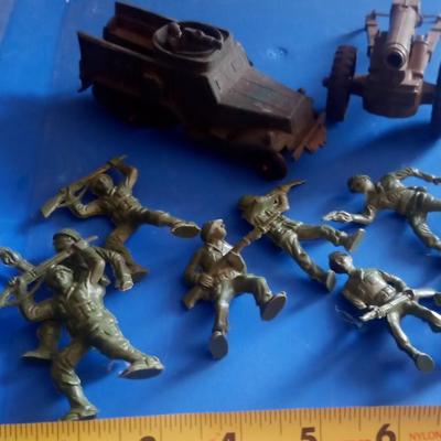 LOT 122 VINTAGE TOY SOLDIER LOT