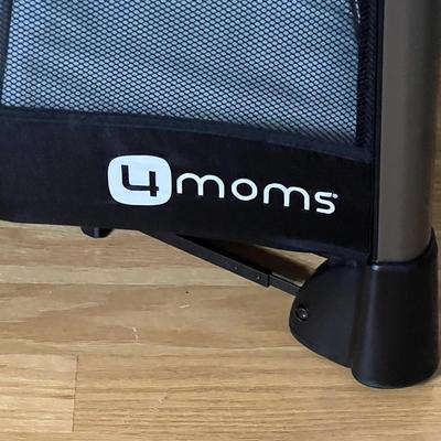 4 MOMS ~ Breeze Play Yard / Changing Table With Carrying Case ~ Like New