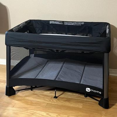 4 MOMS ~ Breeze Play Yard / Changing Table With Carrying Case ~ Like New