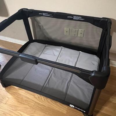 4 MOMS ~ Breeze Play Yard / Changing Table With Carrying Case ~ Like New