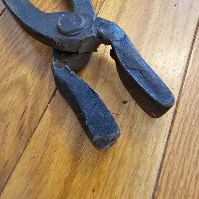 Vintage Horseshoes & Blacksmith Tool (LR-JS)