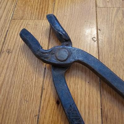 Vintage Horseshoes & Blacksmith Tool (LR-JS)