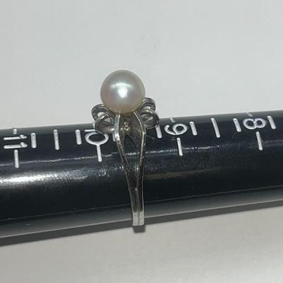 Antique Platinum Ladies Pearl Ring