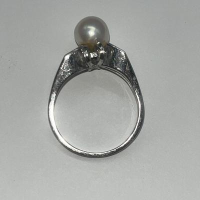 Antique Platinum Ladies Pearl Ring