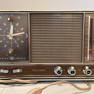 Vintage General Electric Alarm Clock w/ AM/FM Radio
