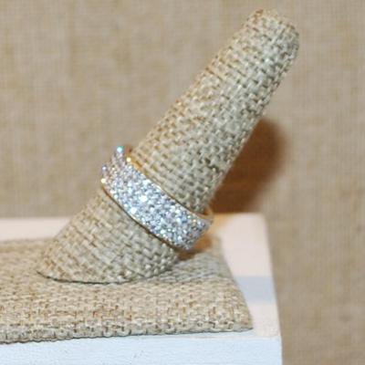 Size 9 ¼ Infinity Style Ring with 5 Rows of Glitter Stones on a Gold Tone Band (4.1g)
