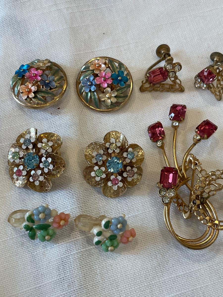 Spring clip ons and pin | EstateSales.org