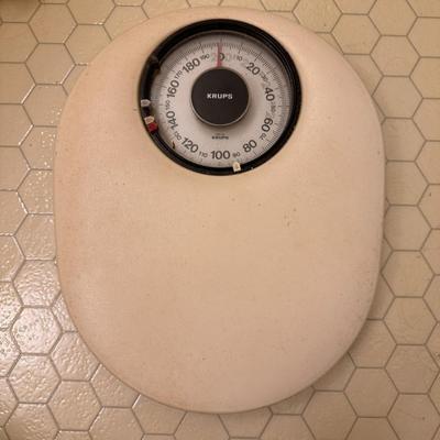 Krups Scale, Connair Mirror, and Bath Mat (BO-DZ)