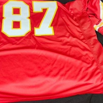 Travis Kelce Signed Kansas City Chiefs Football Jersey , Beckett Witnessed