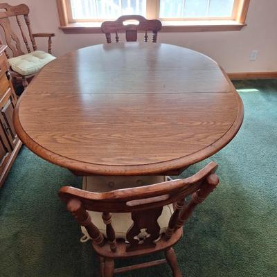 Pedestal Dining Table w/ 2 leafs