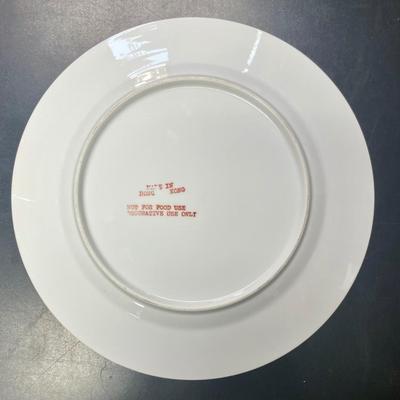 Decorative Plate with Geometric Flower Pattern