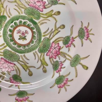 Decorative Plate with Geometric Flower Pattern