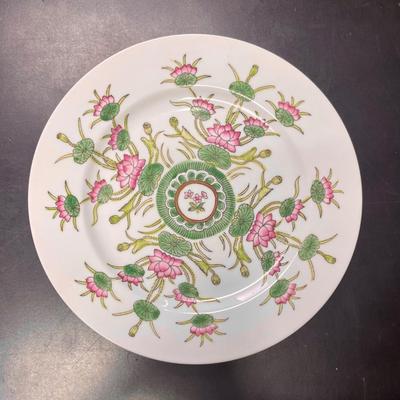 Decorative Plate with Geometric Flower Pattern