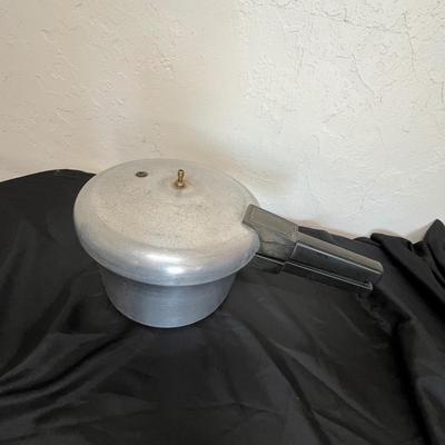 Small pressure cooker