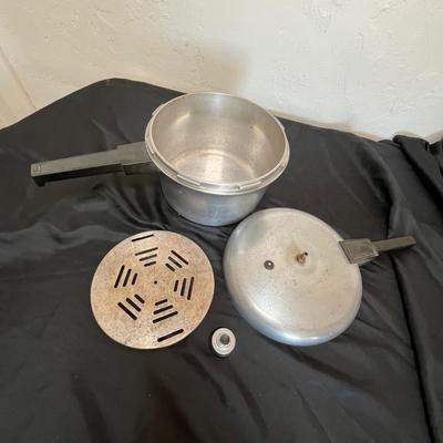 Small pressure cooker