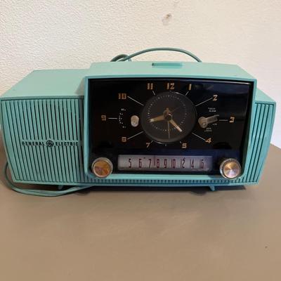 Vintage GE radio - works!