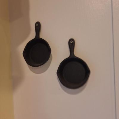 2 single egg cast iron pans