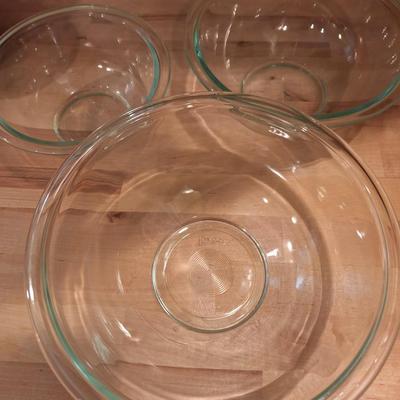 3 nesting Pyrex mixing bowls
